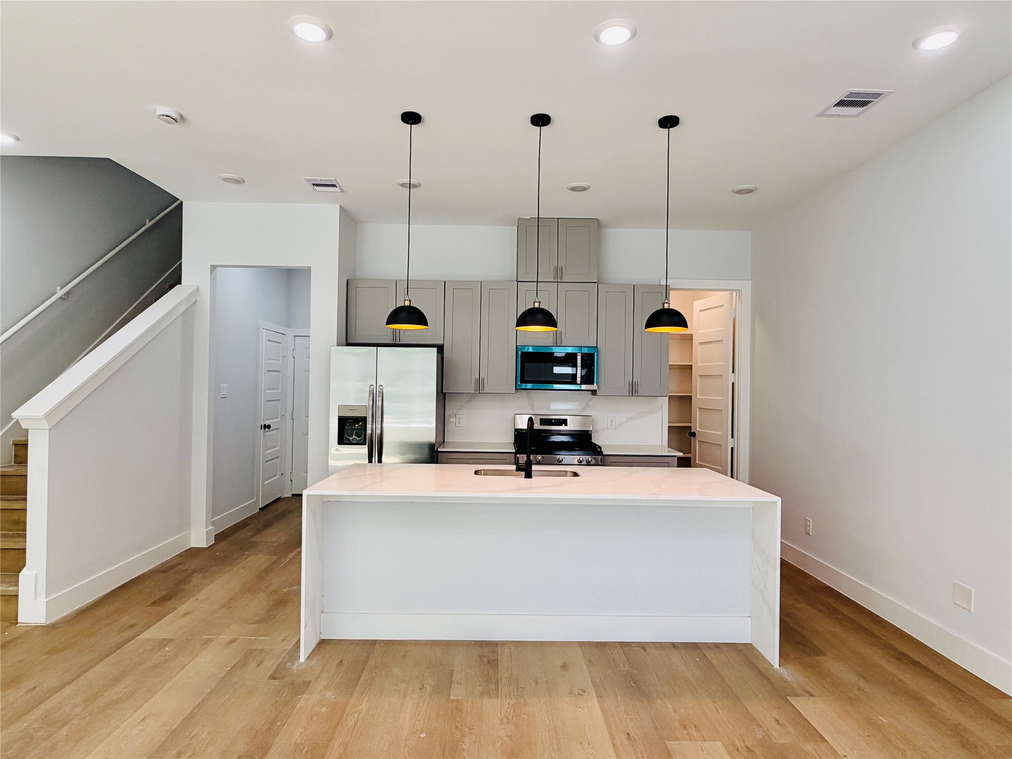 1416 Ivyridge Road Houston, TX 77043 - Photo 18 of 21 Waterfall countertop island to enjoy your breakfast!