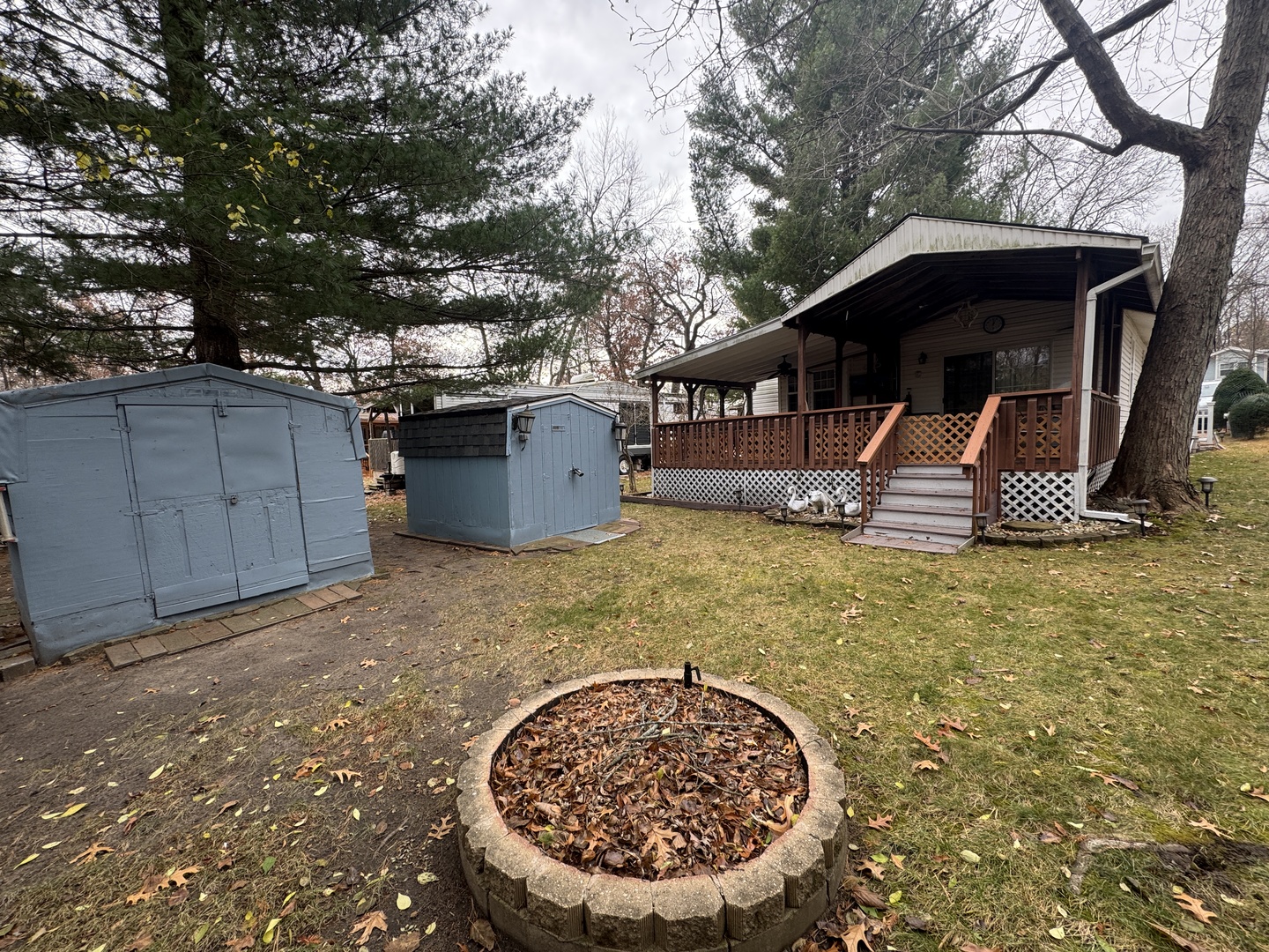 21-211 Woodhaven Lakes Sublette, IL 61367 - Photo 4 of 17 a view of a backyard with a barn