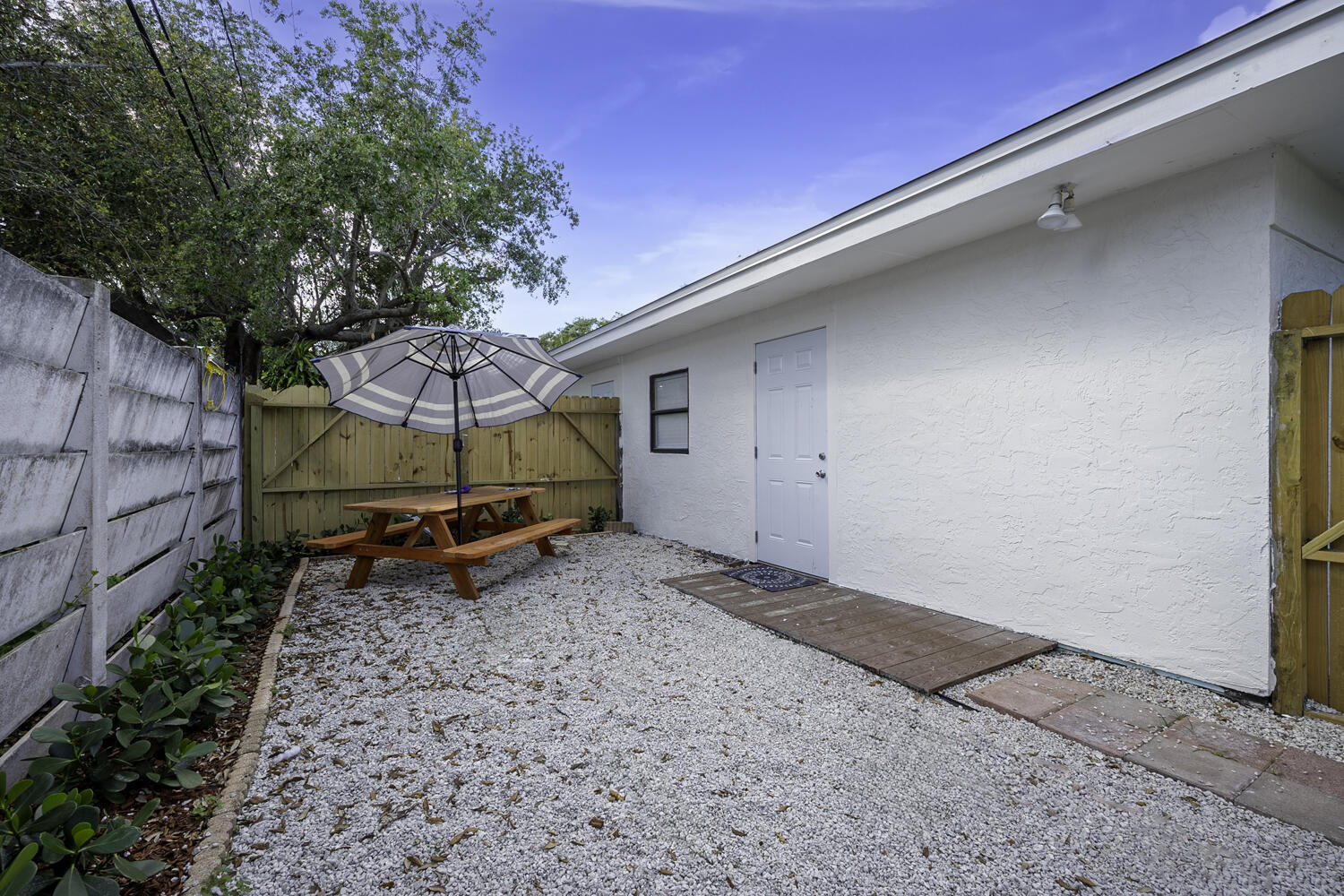 1718 Ridge Road North Palm Beach, FL 33408 - Photo 14 of 39 a backyard of a house with barbeque oven table and chairs