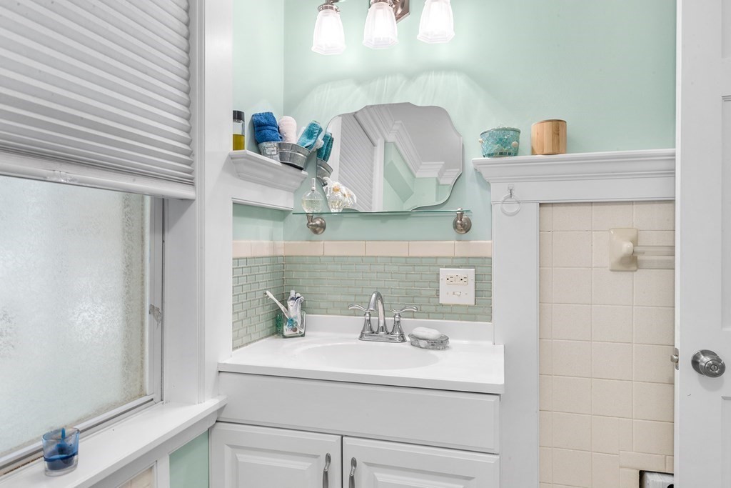 44 Cherry Street, Unit 2 Swampscott, MA 01907 - Photo 18 of 27