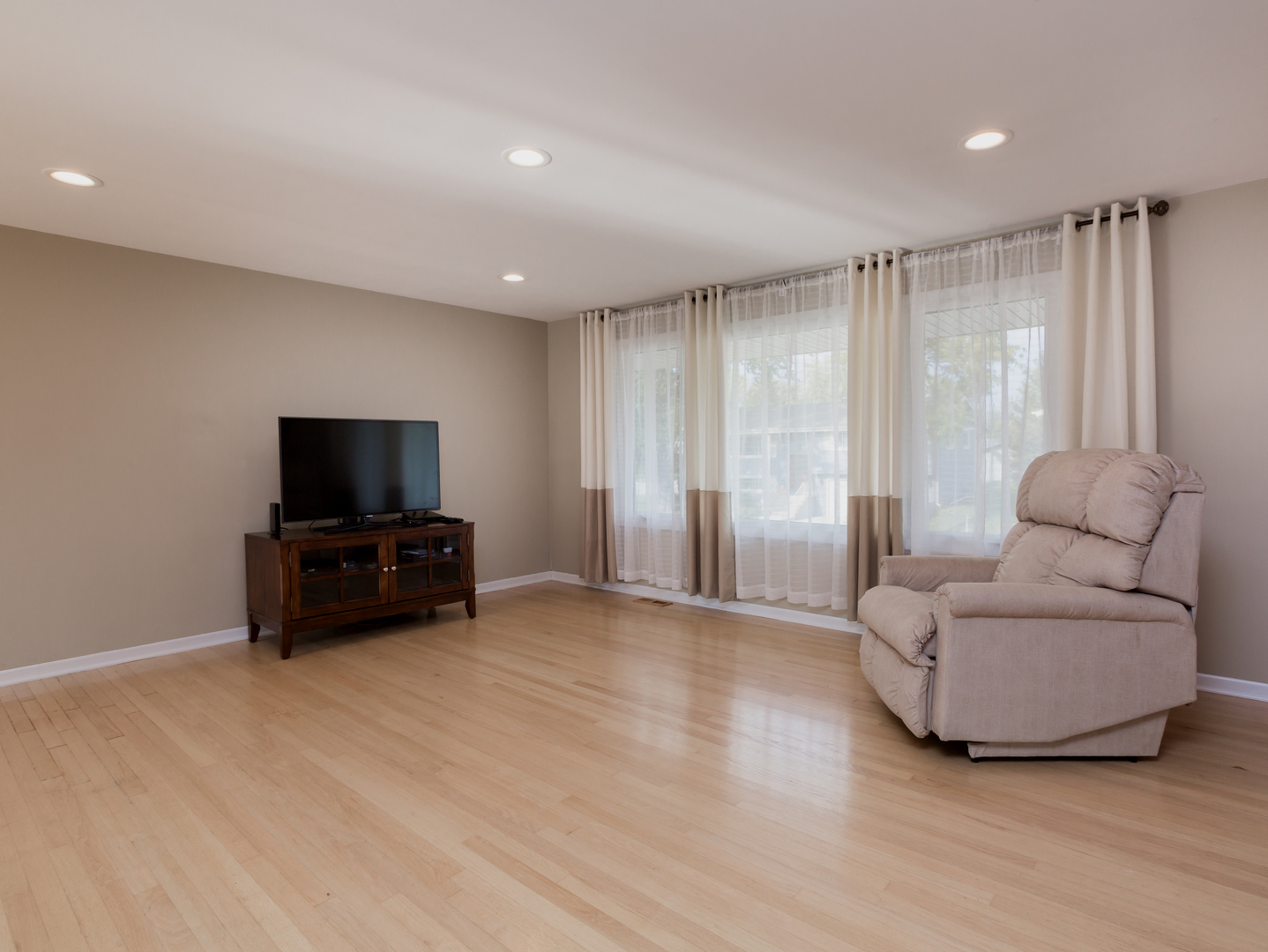 829 Pinehurst Lane Schaumburg, IL 60193 - Photo 14 of 45 a living room with furniture and a flat screen tv