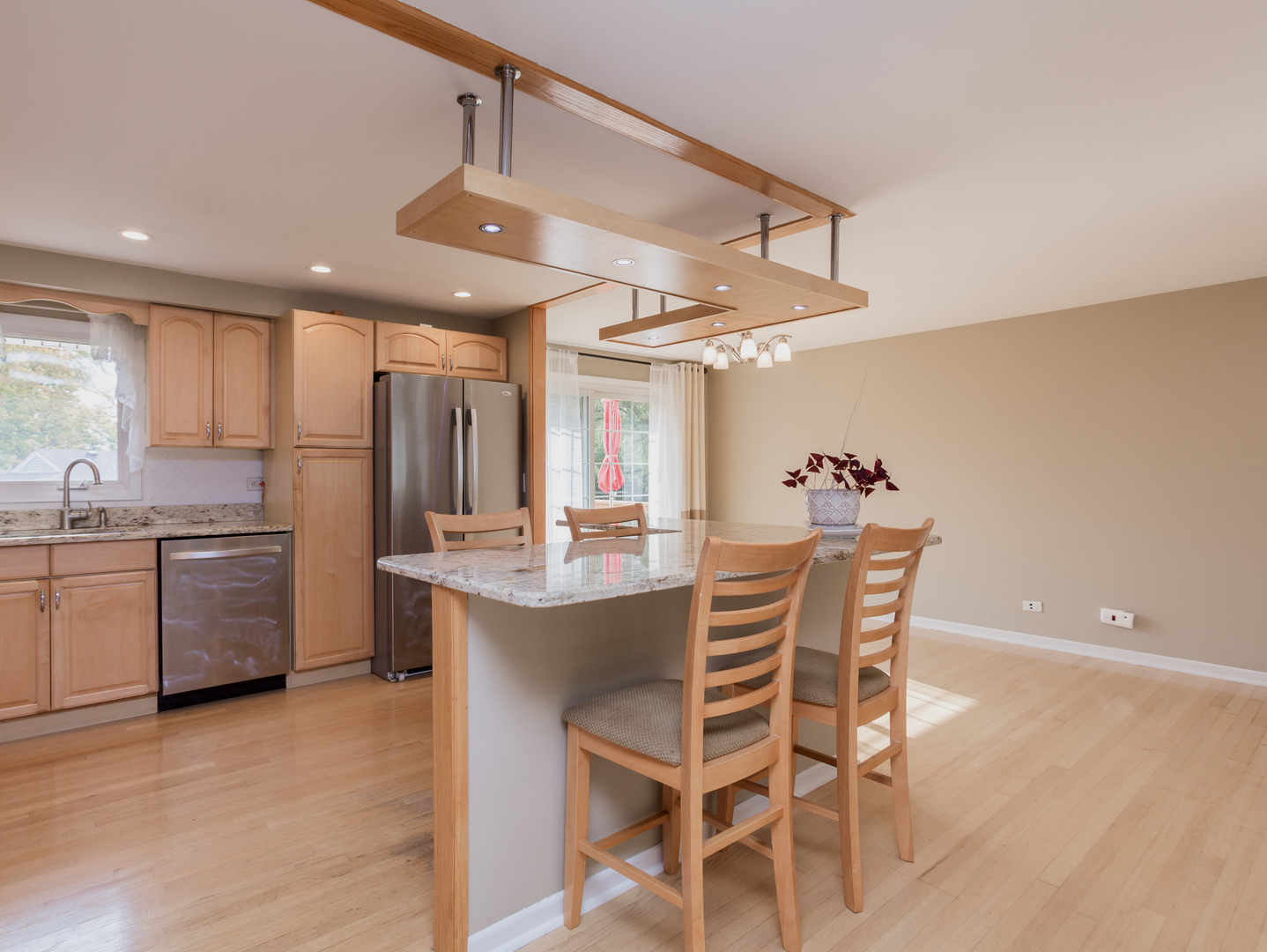 829 Pinehurst Lane Schaumburg, IL 60193 - Photo 2 of 45 a kitchen with a table and chairs in it