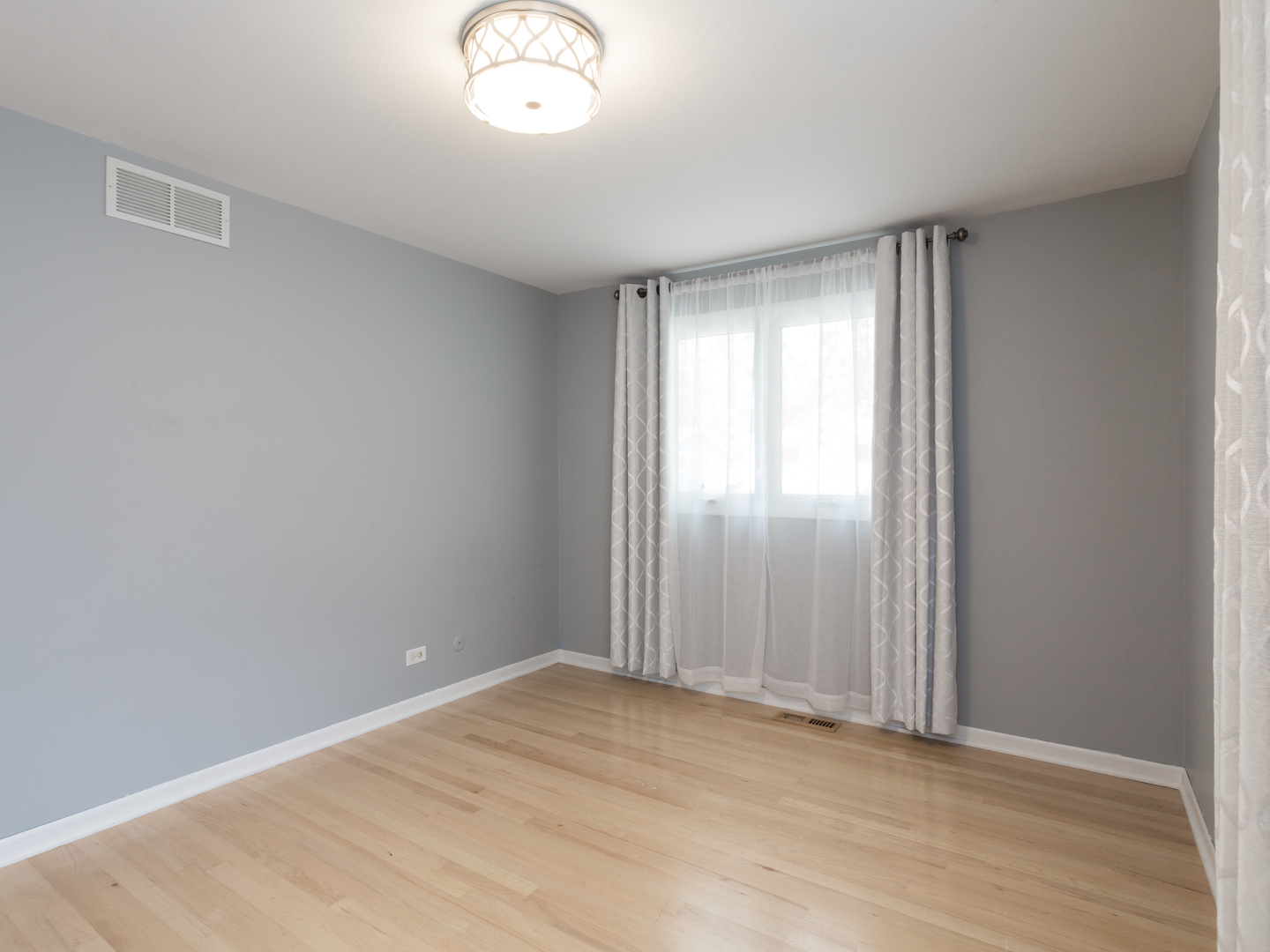 829 Pinehurst Lane Schaumburg, IL 60193 - Photo 22 of 45 an empty room with windows