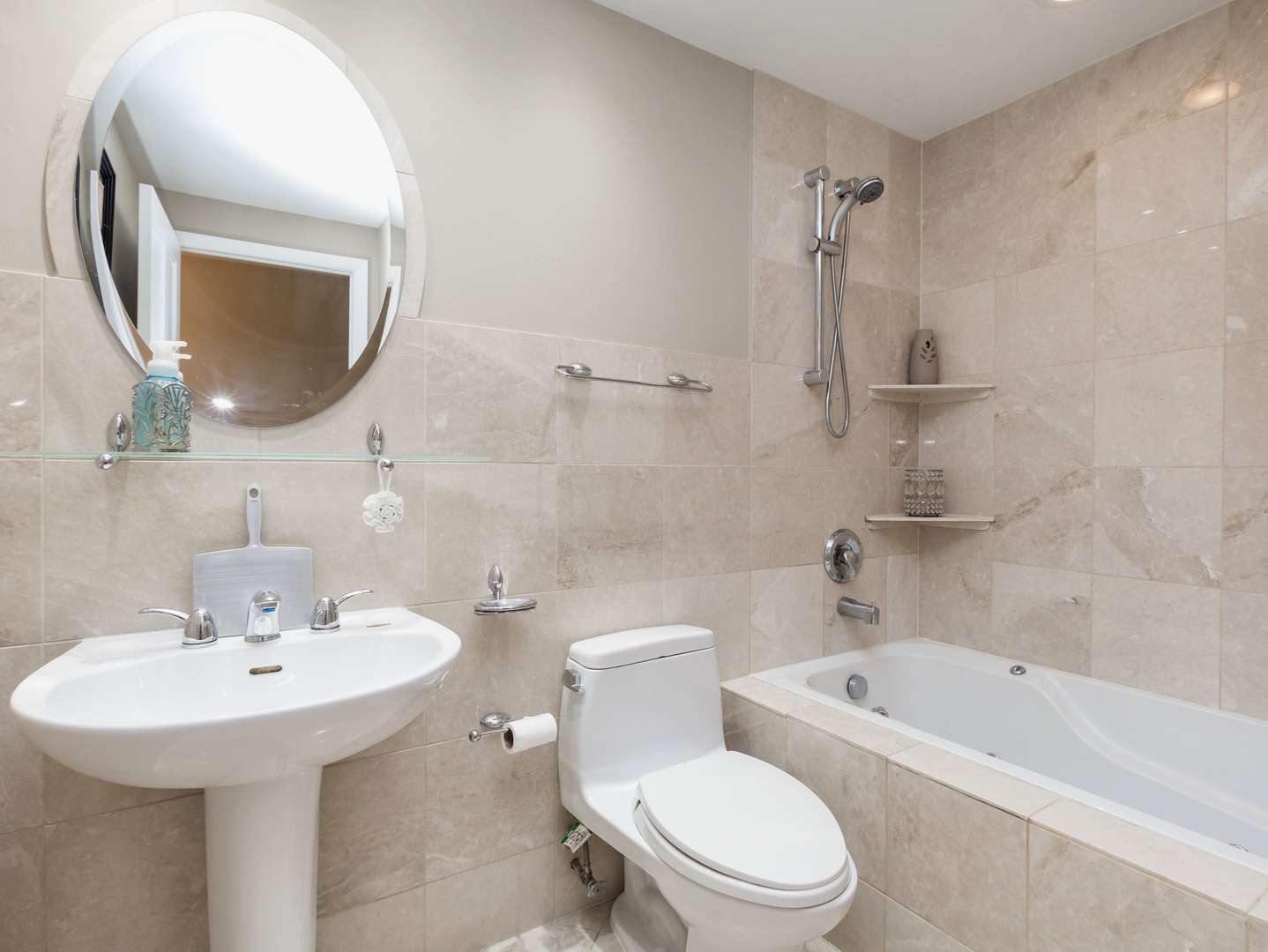 829 Pinehurst Lane Schaumburg, IL 60193 - Photo 27 of 45 a bathroom with a sink a toilet and bathtub