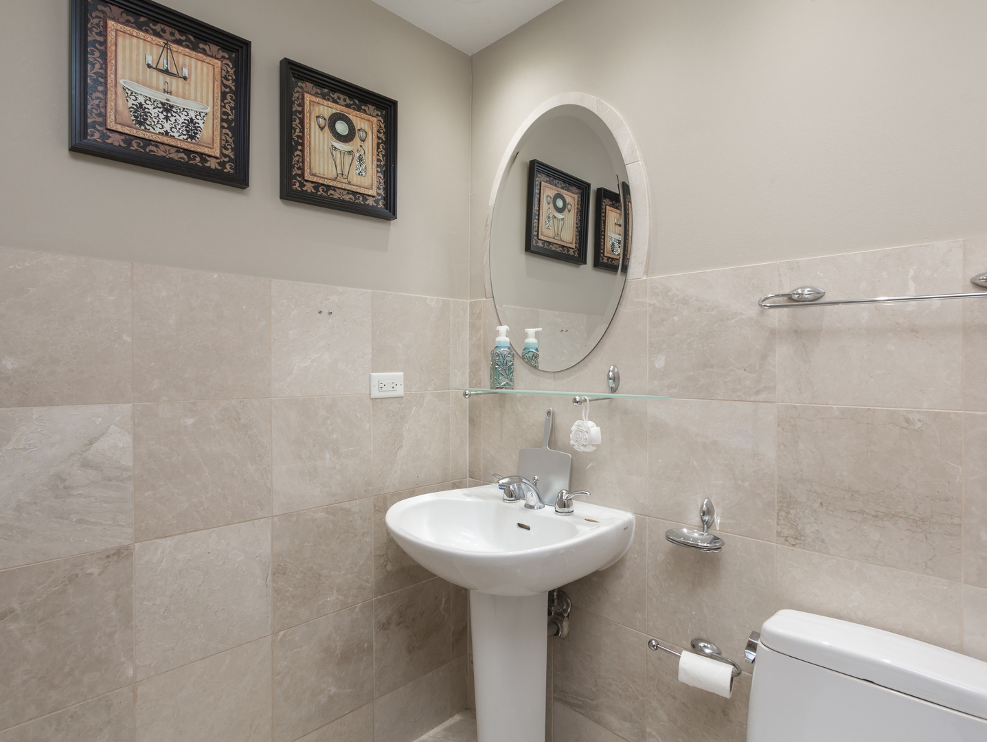 829 Pinehurst Lane Schaumburg, IL 60193 - Photo 28 of 45 a bathroom with a toilet sink and mirror