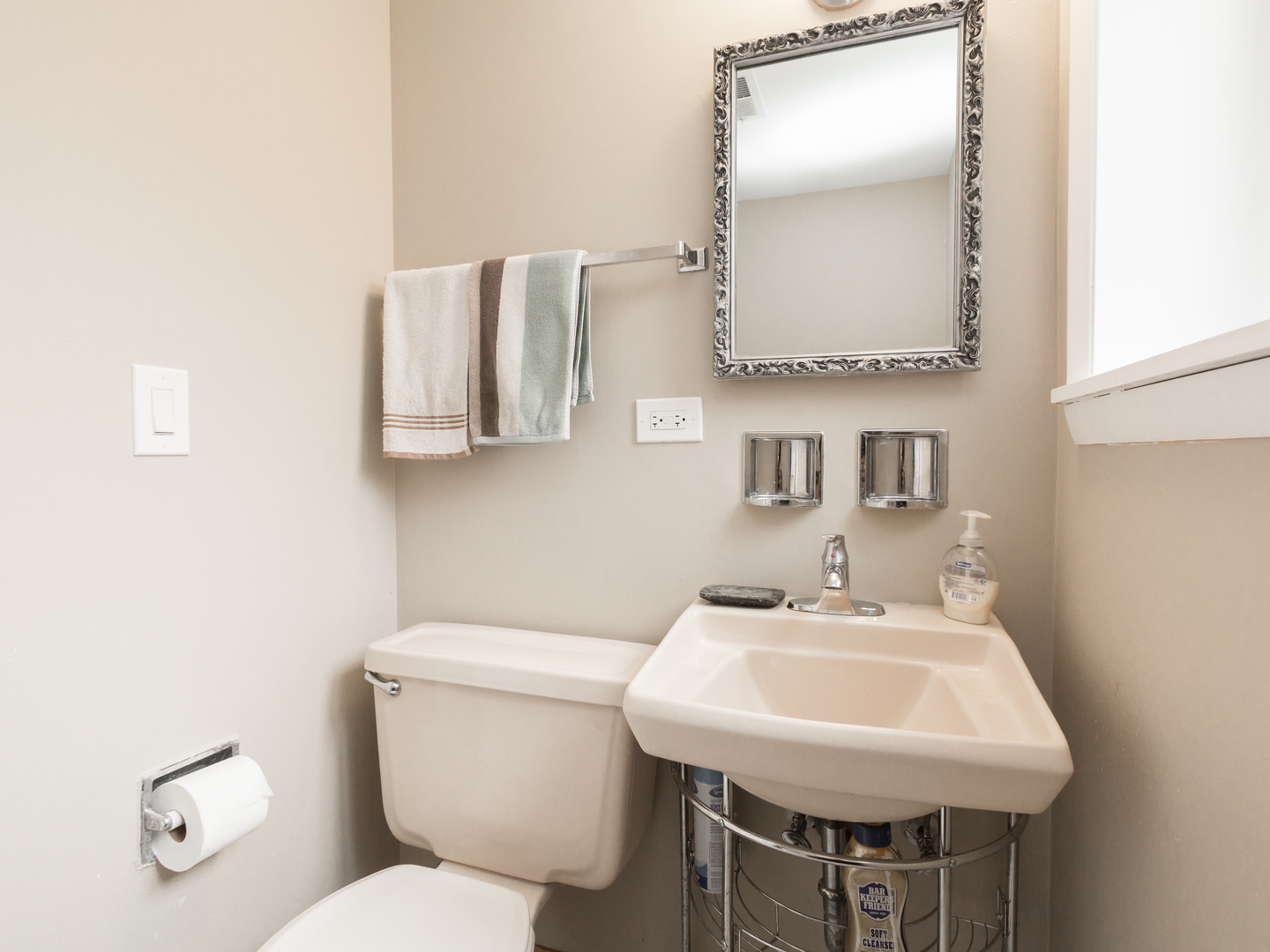 829 Pinehurst Lane Schaumburg, IL 60193 - Photo 36 of 45 a bathroom with a sink and a toilet