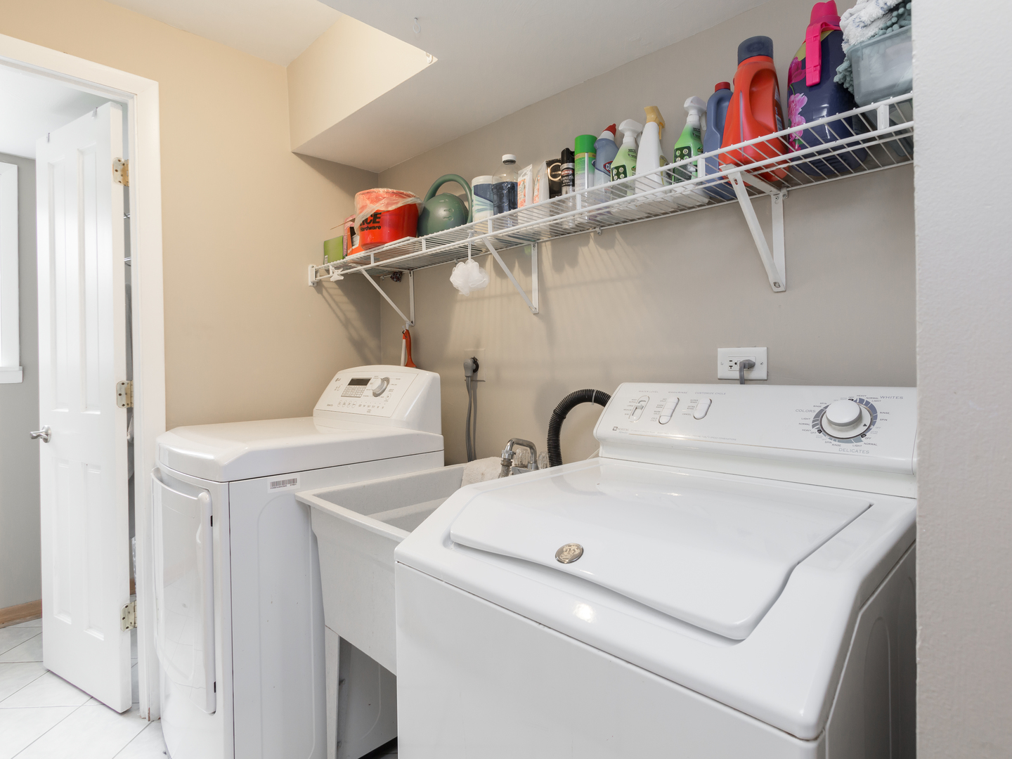 829 Pinehurst Lane Schaumburg, IL 60193 - Photo 37 of 45 a utility room with dryer and washer