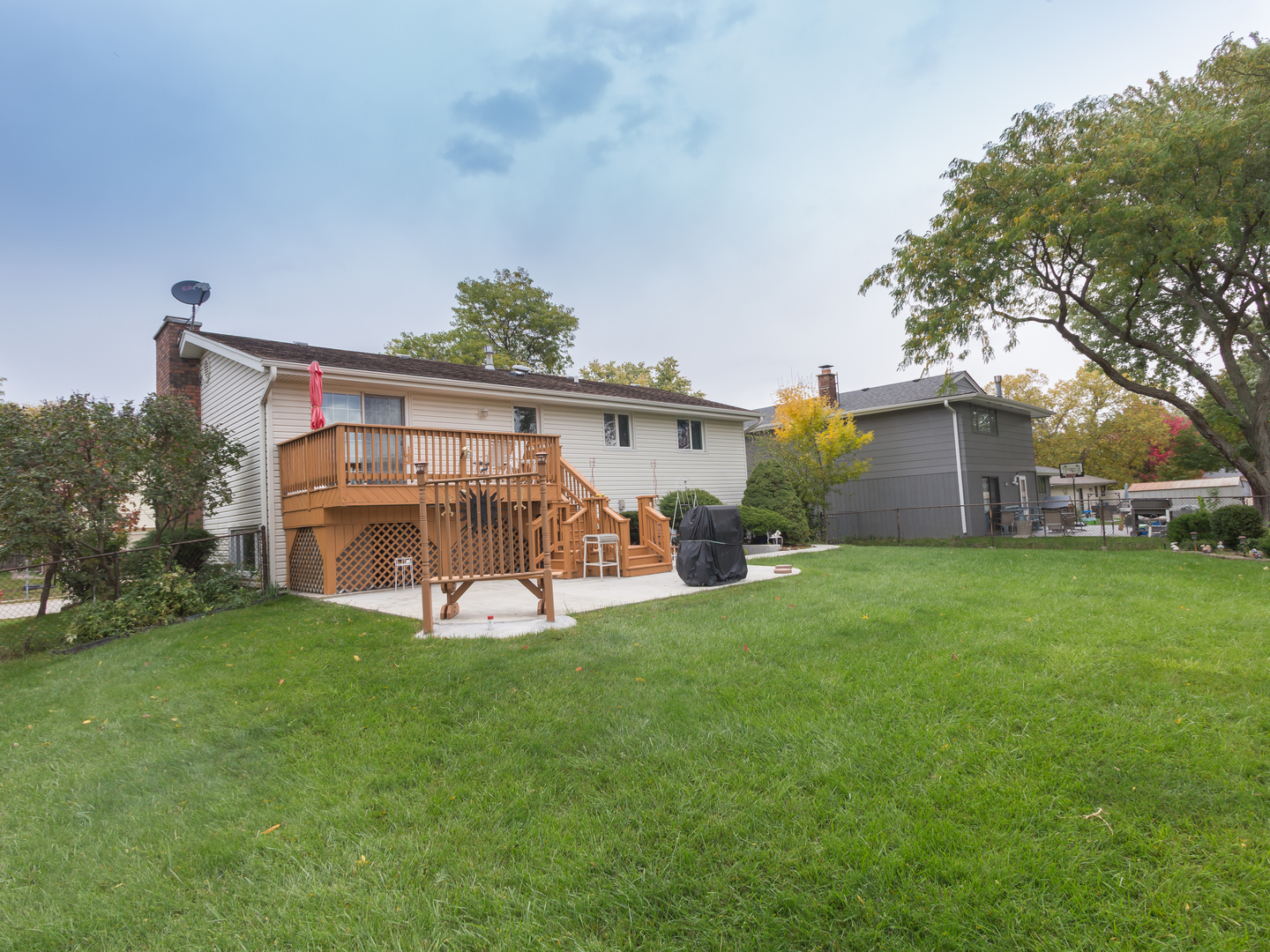 829 Pinehurst Lane Schaumburg, IL 60193 - Photo 39 of 45 front view of a house with a yard