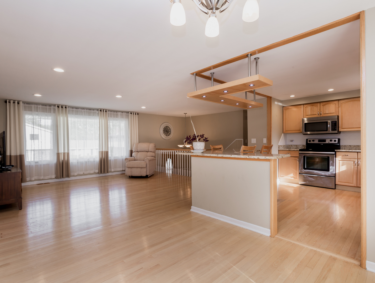 829 Pinehurst Lane Schaumburg, IL 60193 - Photo 7 of 45 a view of a living room kitchen with furniture and a window