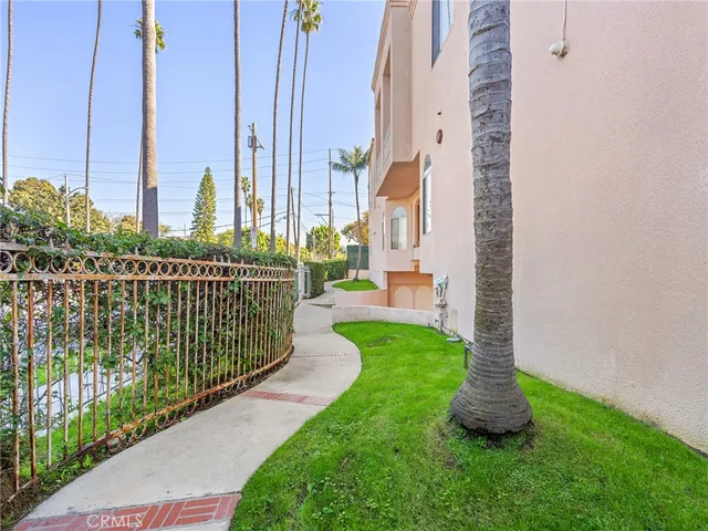 $4,000 | 408 West Queen Street, Unit 111, Inglewood, CA 90301