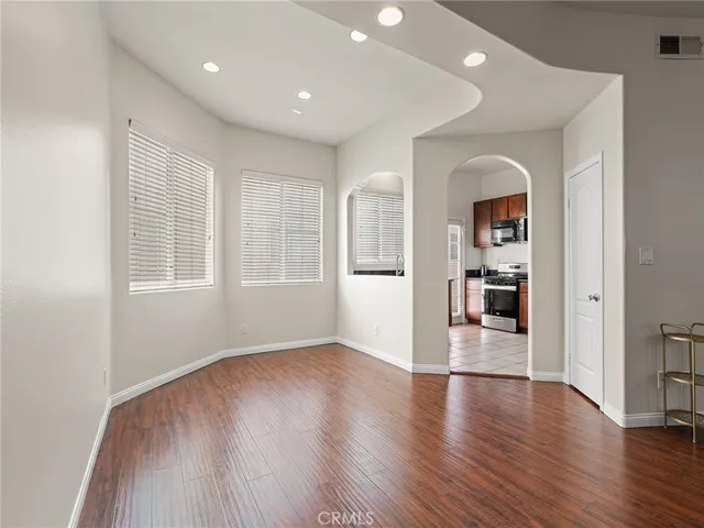 $4,000 | 408 West Queen Street, Unit 111, Inglewood, CA 90301