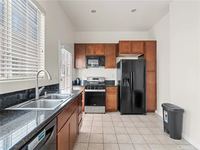 $4,000 | 408 West Queen Street, Unit 111, Inglewood, CA 90301