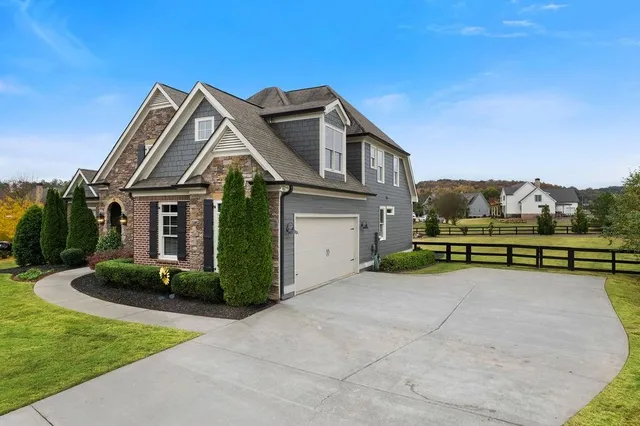 a view of a house with a yard