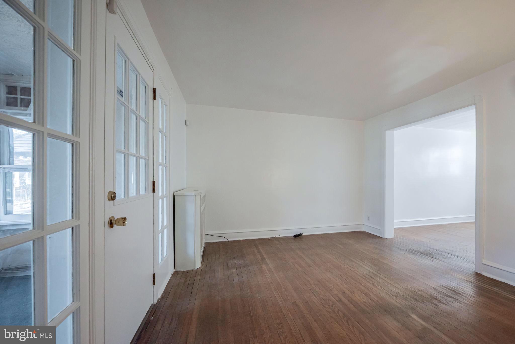 506 Littlecroft Road Upper Darby, PA 19082 - Photo 3 of 18 Living Room