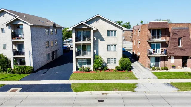 $184,900 | 10620 Central Avenue, Unit 1A, Chicago Ridge, IL 60415