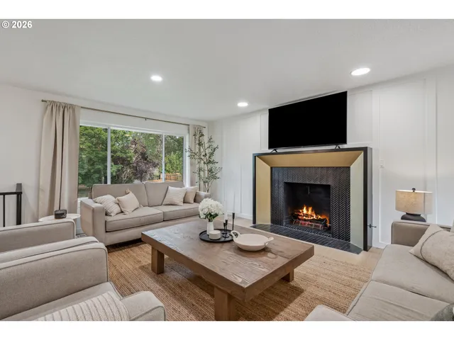 $680,000 | 950 Southeast 18th Avenue, Hillsboro, OR 97123