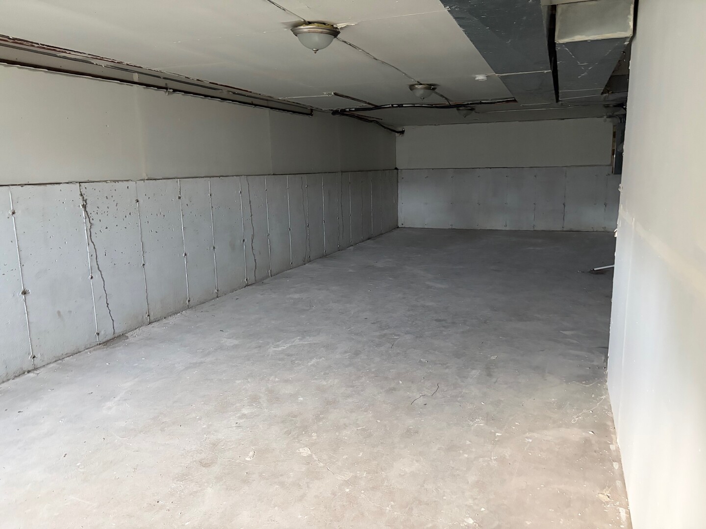 850 West 86th Place Chicago, IL 60620 - Photo 20 of 25 a view of an empty room