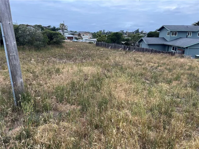 a view of a lake with houses in back