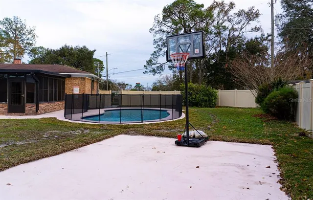 a view of a back yard