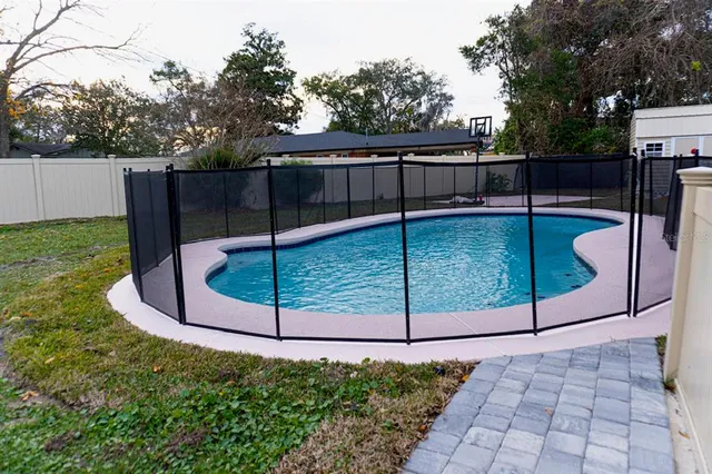 a view of a backyard