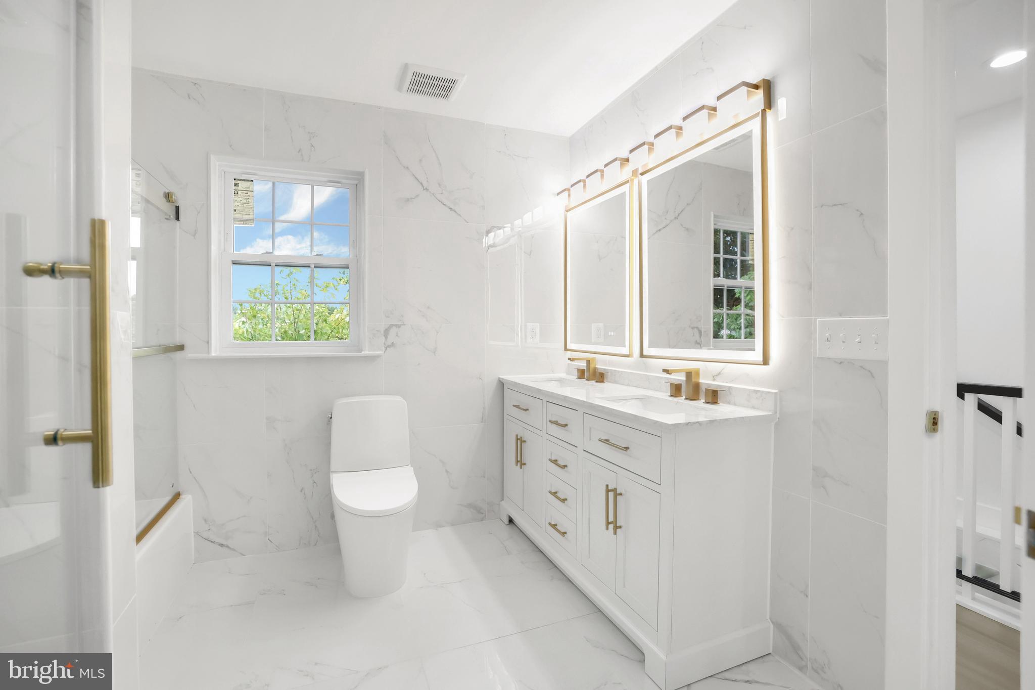 623 Longfellow Street Northwest Washington, DC 20011 - Photo 19 of 30 Primary En-suite