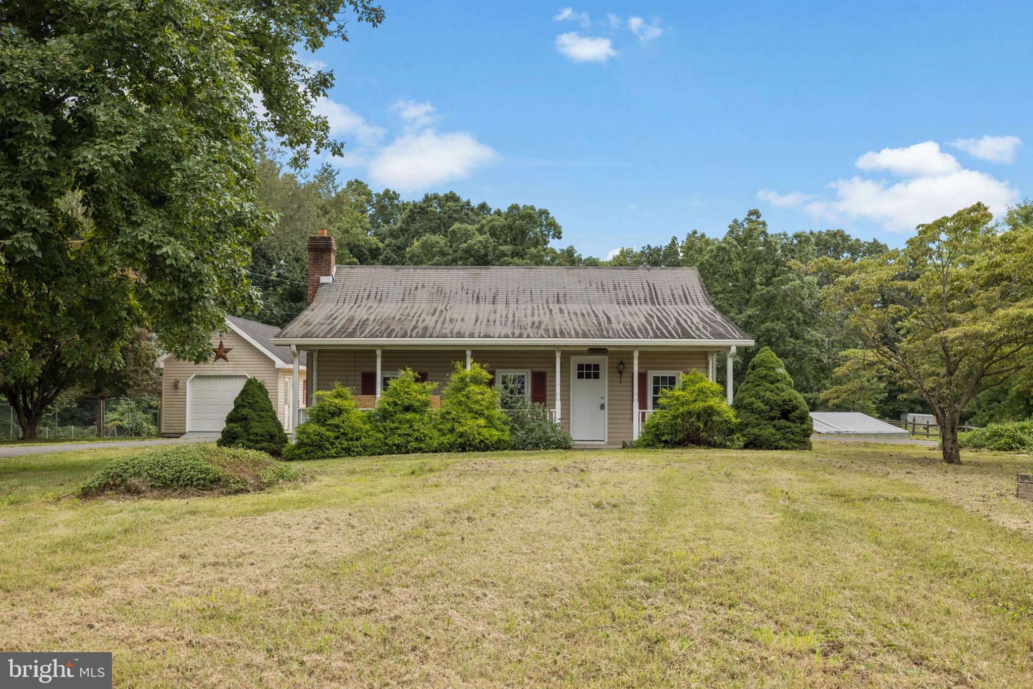 Cozy 2br/1ba rambler on 1.44 acres!