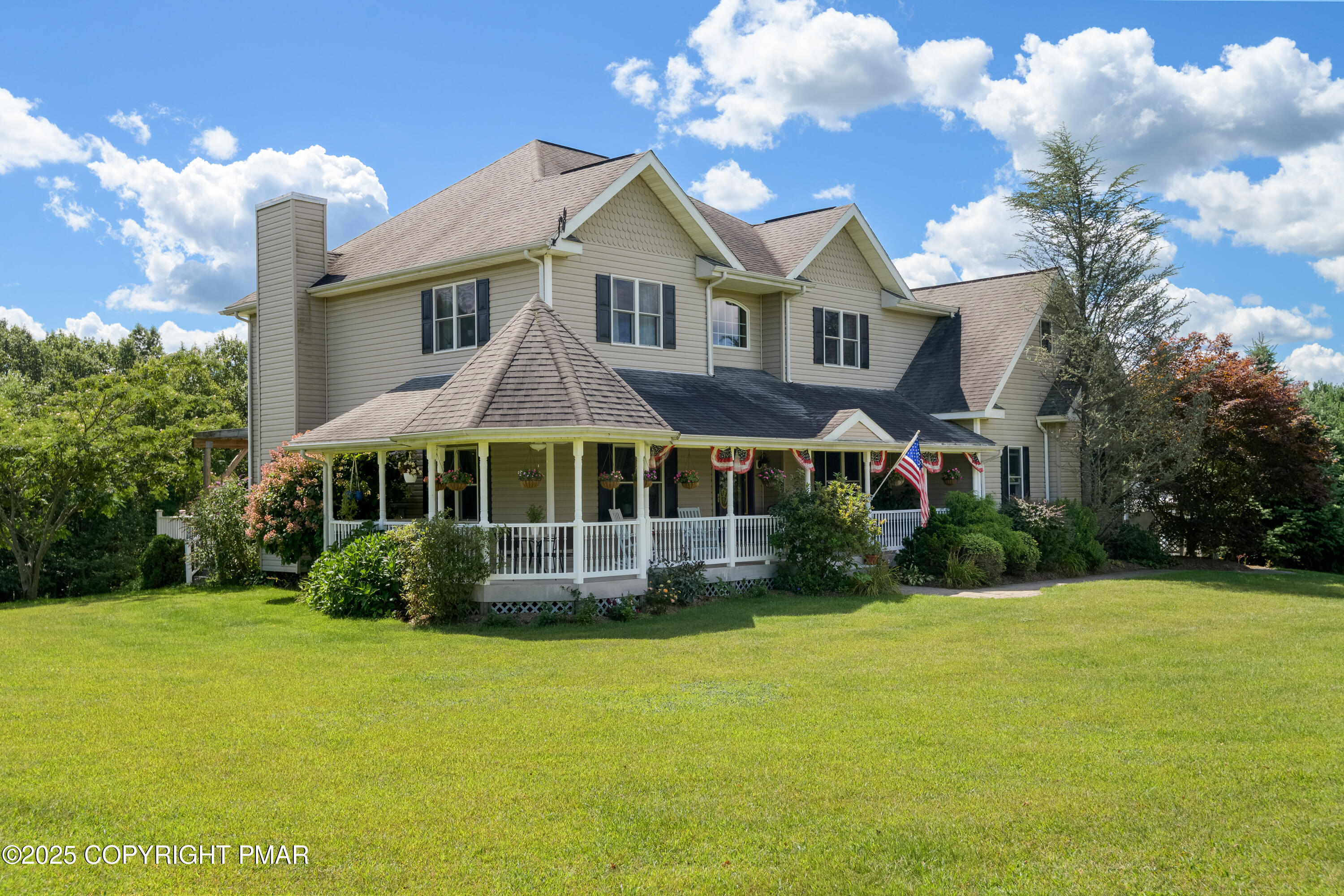 150 Red Oak Drive Palmerton, PA 18071 - Photo 4 of 76 a front view of a house with garden
