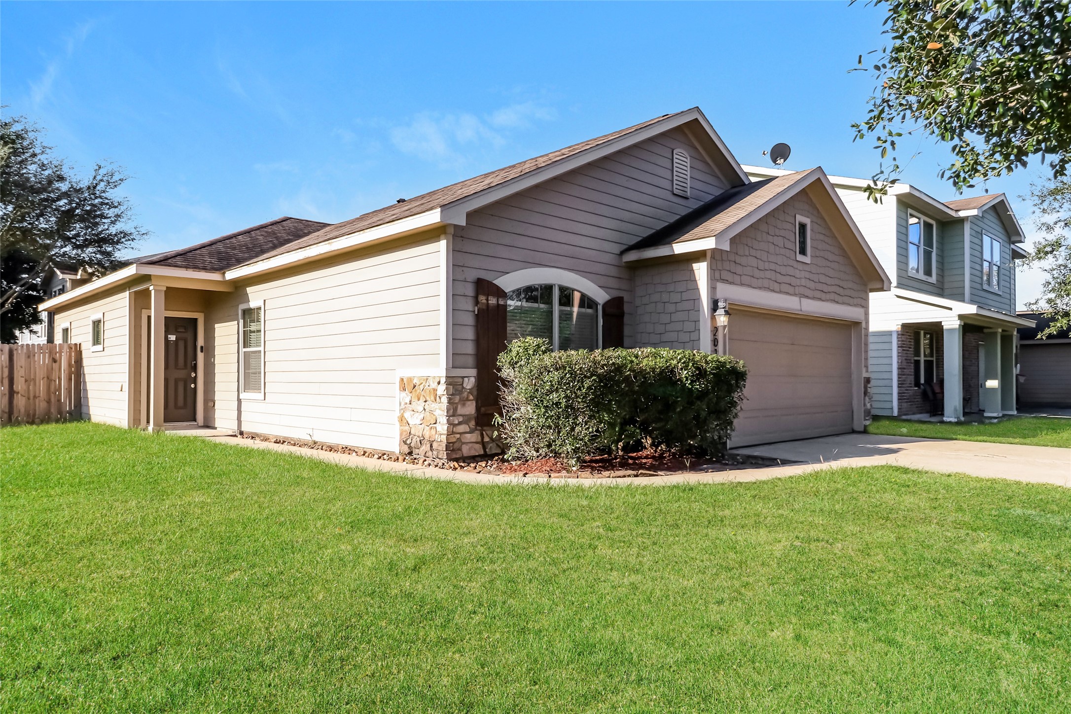 2019 Lost Pine Court Conroe, TX 77304 - Photo 3 of 16