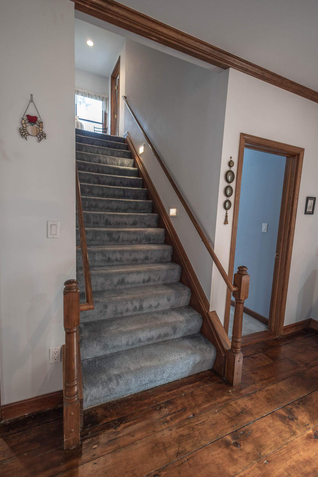 17 North Holcomb Road Clarkston, MI 48346 - Photo 38 of 54 Staircase to Upper Level