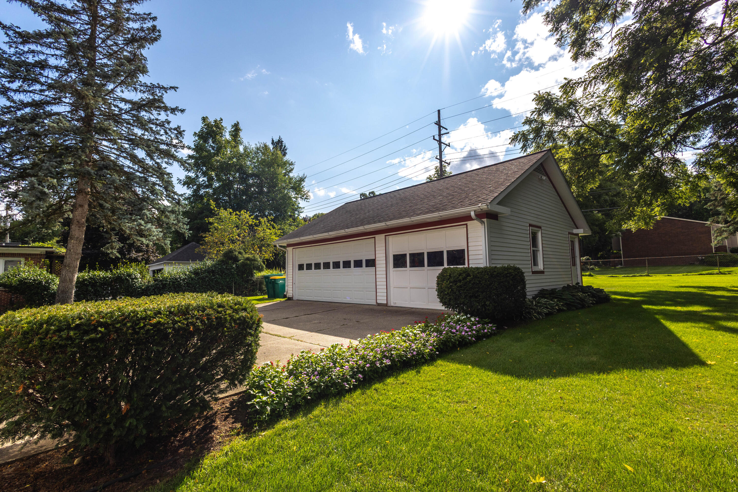 17 North Holcomb Road Clarkston, MI 48346 - Photo 4 of 54 3-car garage