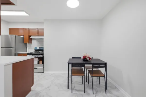 $169,900 | 1475 Rebecca Drive, Unit 217, Hoffman Estates, IL 60169