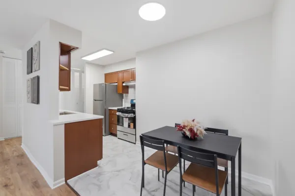 $169,900 | 1475 Rebecca Drive, Unit 217, Hoffman Estates, IL 60169