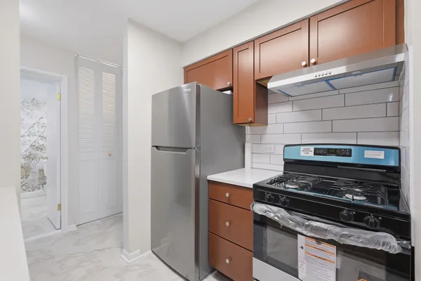 $169,900 | 1475 Rebecca Drive, Unit 217, Hoffman Estates, IL 60169