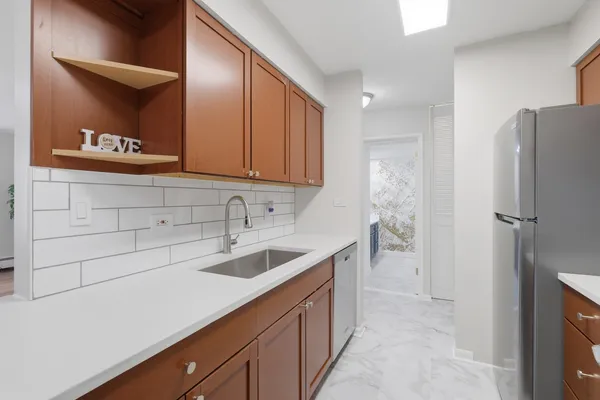 $169,900 | 1475 Rebecca Drive, Unit 217, Hoffman Estates, IL 60169
