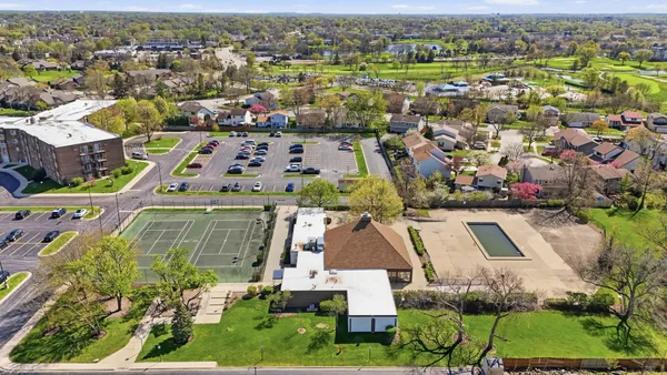 $169,900 | 1475 Rebecca Drive, Unit 217, Hoffman Estates, IL 60169