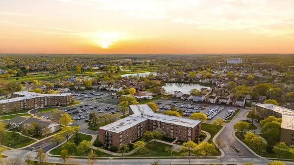 $169,900 | 1475 Rebecca Drive, Unit 217, Hoffman Estates, IL 60169