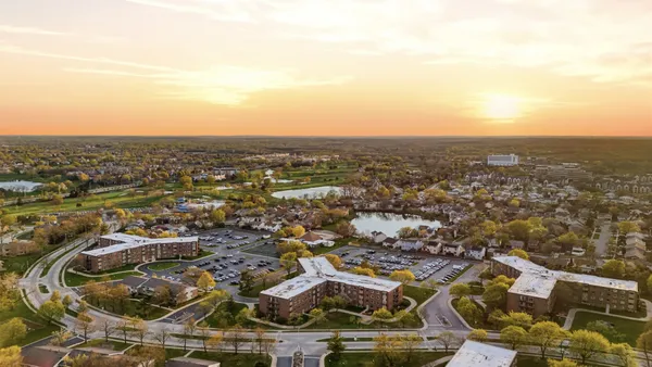 $169,900 | 1475 Rebecca Drive, Unit 217, Hoffman Estates, IL 60169