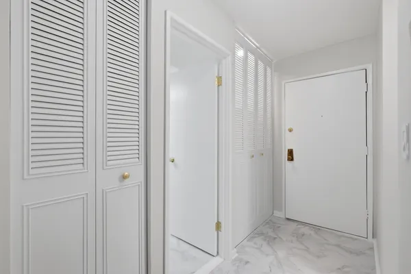 $169,900 | 1475 Rebecca Drive, Unit 217, Hoffman Estates, IL 60169