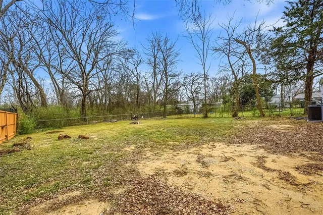 a view of yard with trees