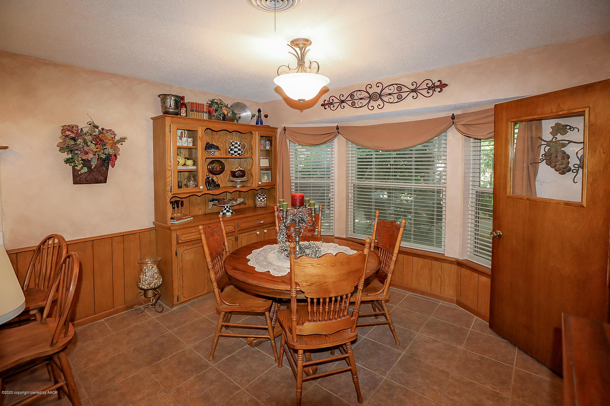 6012 Gainsborough Road Amarillo, TX 79106 - Photo 8 of 15 a dining room with furniture and window