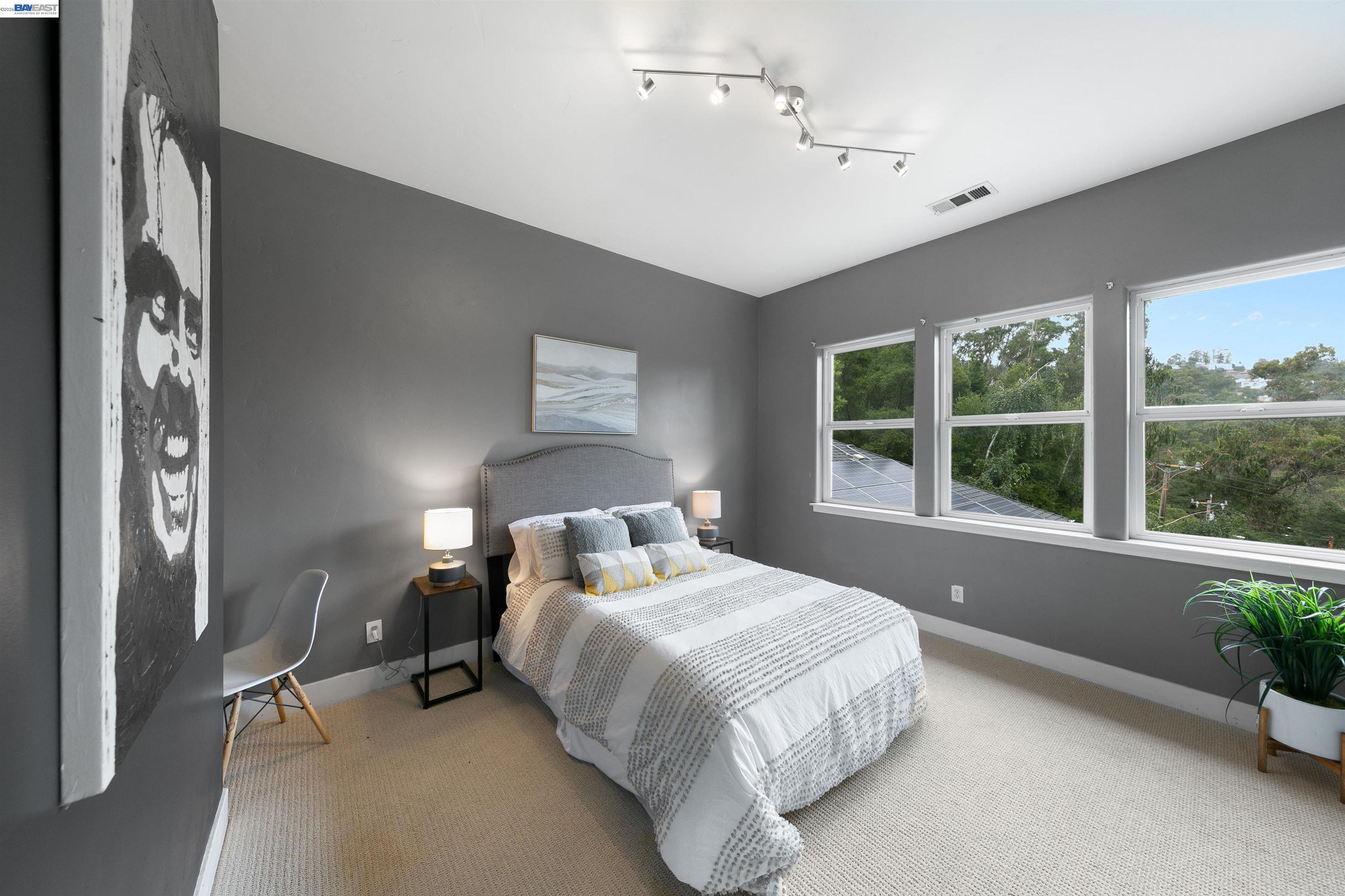 7010 Pinehaven Road Oakland, CA 94611 - Photo 18 of 29