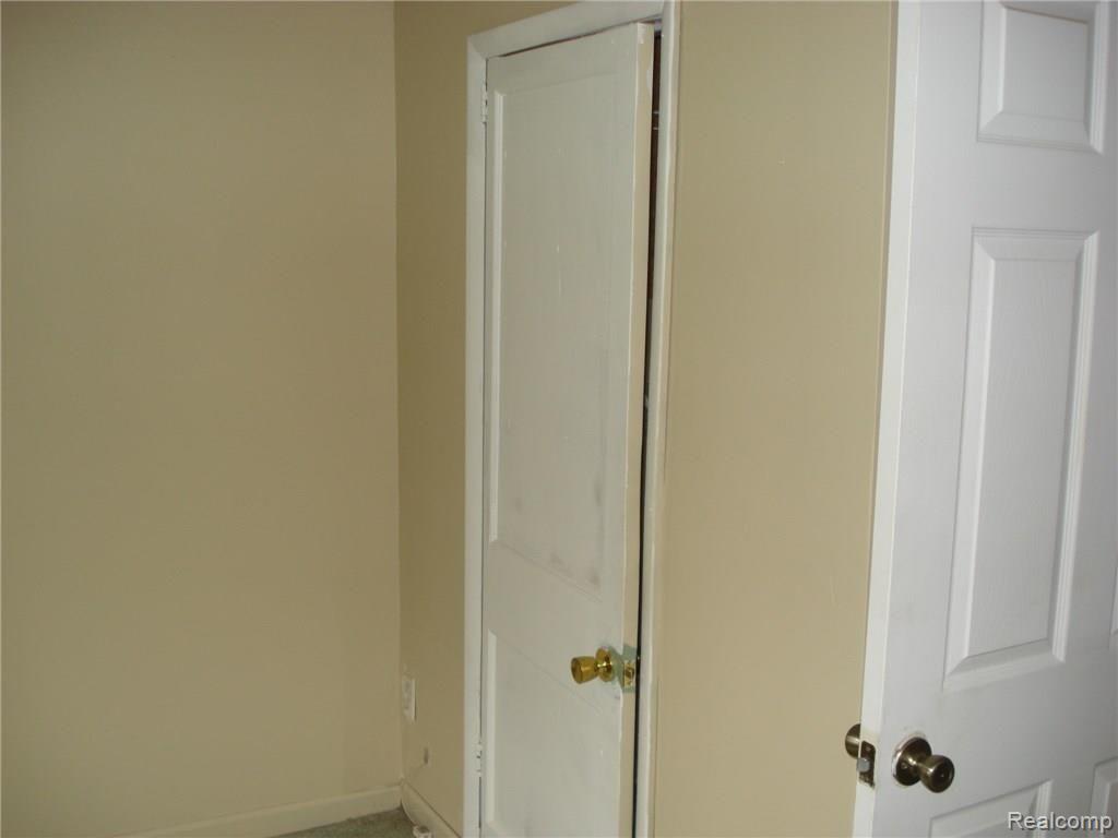 6422 Pontiac Lake Road Waterford, MI 48327 - Photo 22 of 37