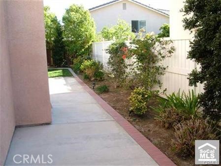 40 Partisan Place Irvine, CA 92602 - Photo 4 of 16 a backyard of a house with lots of green space