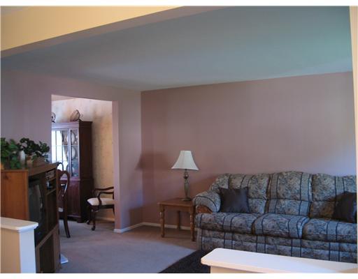 5004 Windriver Drive McKees Rocks, PA 15136 - Photo 3 of 18 Living Room.