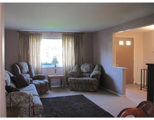 5004 Windriver Drive McKees Rocks, PA 15136 - Photo 4 of 18 Living Room.