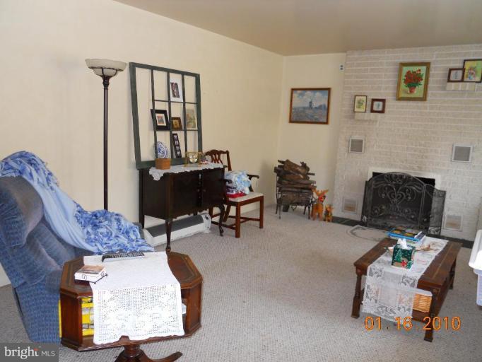 18635 Wagaman Road Hagerstown, MD 21740 - Photo 3 of 25 Living Room #2