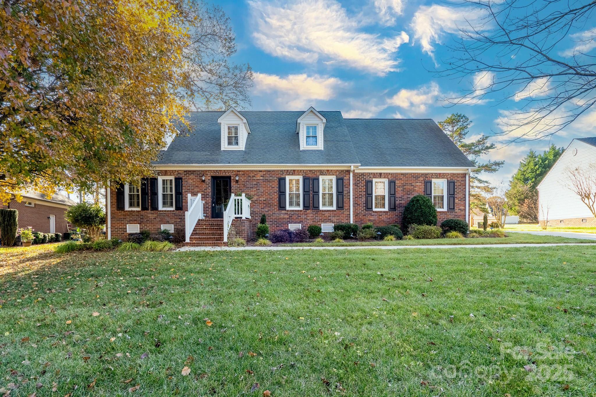 621 Peacehaven Road Kannapolis, NC 28083 - Photo 2 of 44 a front view of a house with a garden