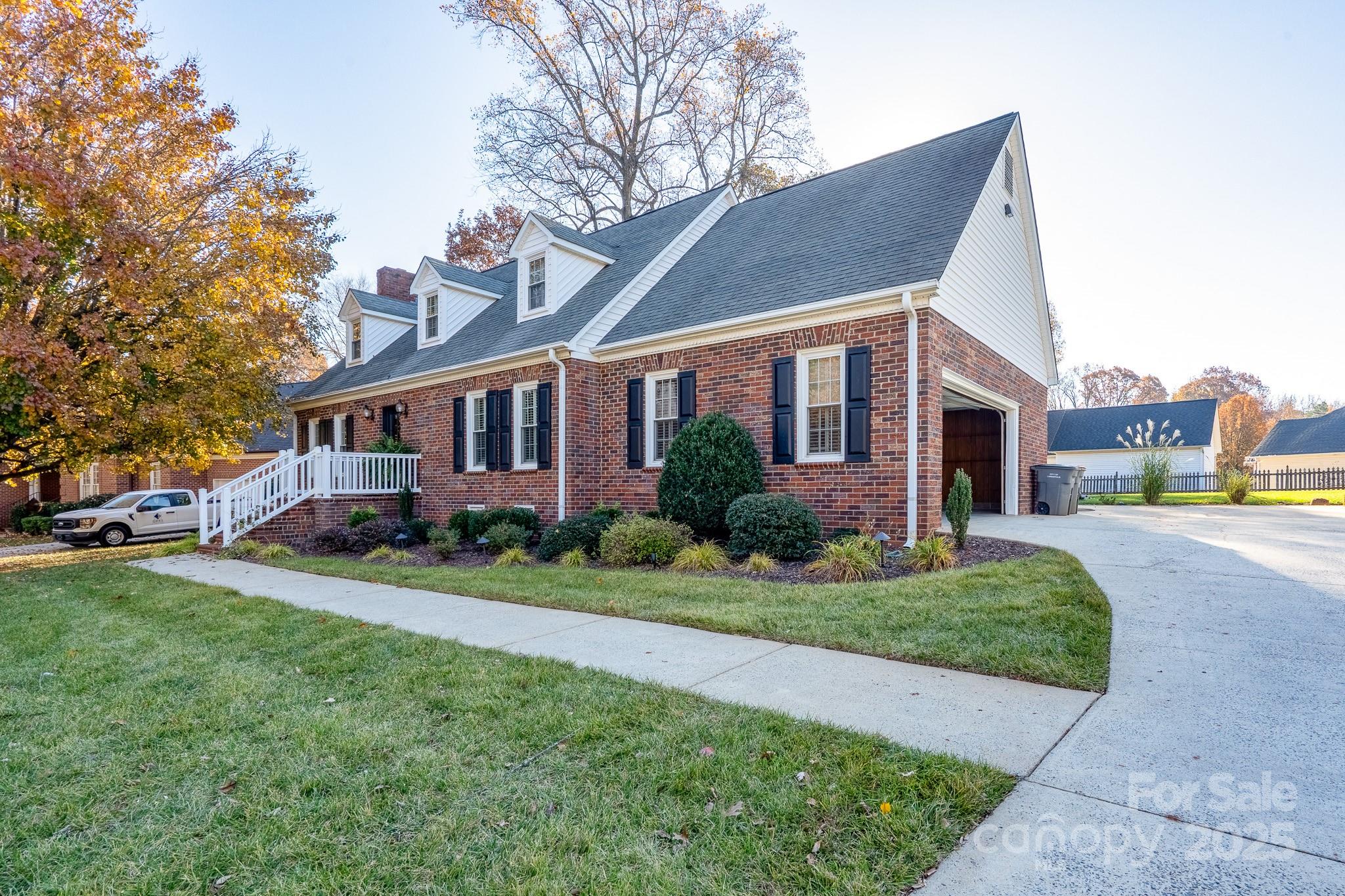 621 Peacehaven Road Kannapolis, NC 28083 - Photo 4 of 44 a front view of house with yard and green space