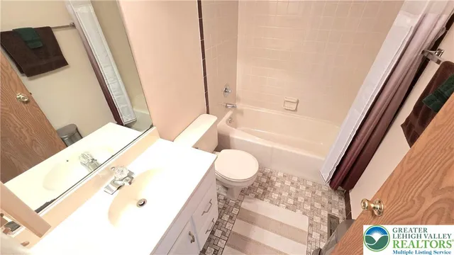 $325,000 | 1391 Presidential Drive, Whitehall, PA 18052