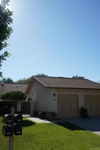 a view of a house with backyard and a tree